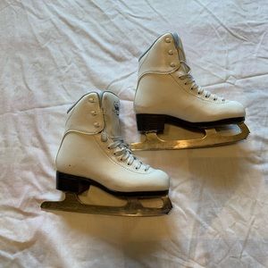 Youth or girls Soft Skate by Jackson Ice Skates sz 2